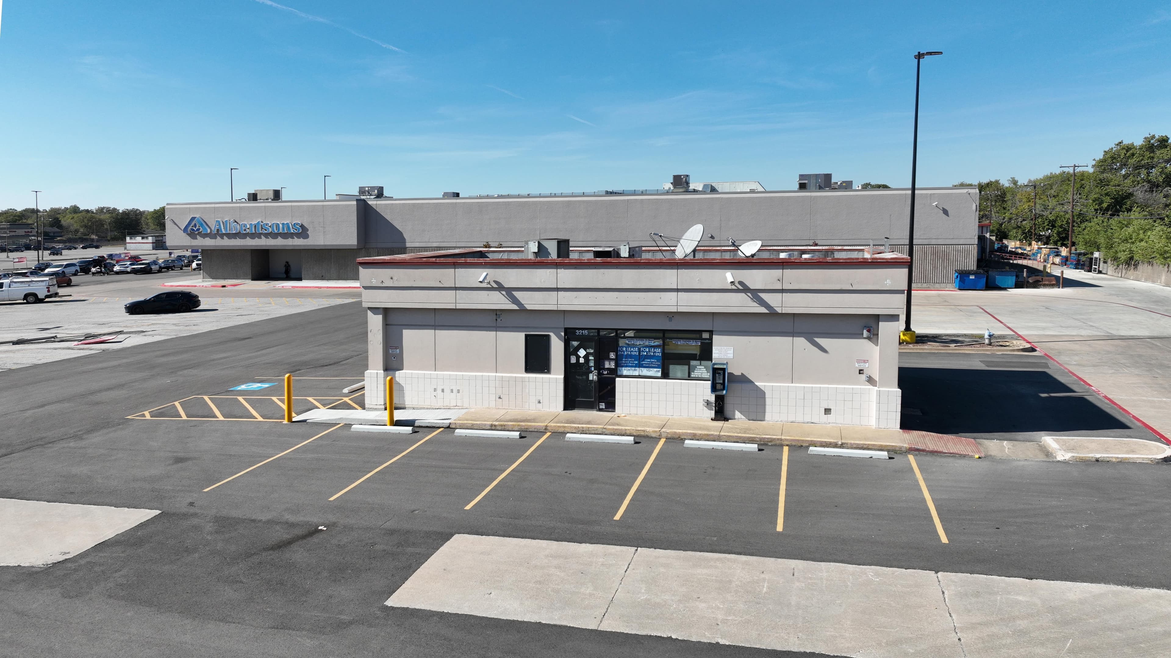 Albertsons-Anchored Outparcel Building